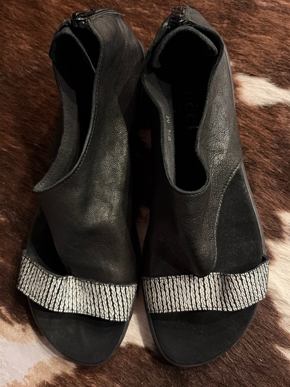 Sesto Meucci Black Leather Open-Toe Sandals with Silver Textured Strap